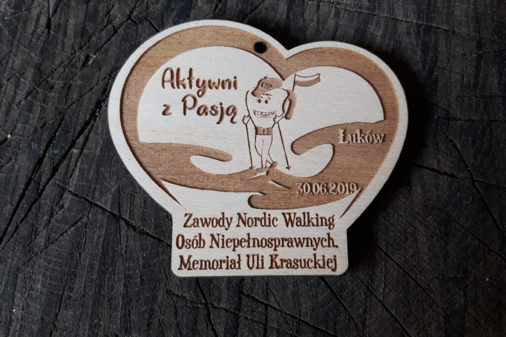 Medal Nordic Walking z drewna, trofeum Aktywni z Pasją, eko medal sportowy, pamiątka z zawodów marszowych, grawerowany medal brzozowy dla kijkarzy.