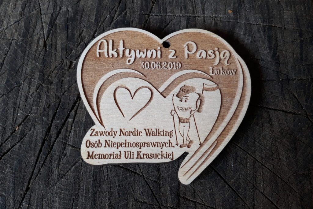 Medal Nordic Walking z drewna, trofeum Aktywni z Pasją, eko medal sportowy, pamiątka z zawodów marszowych, grawerowany medal brzozowy dla kijkarzy.