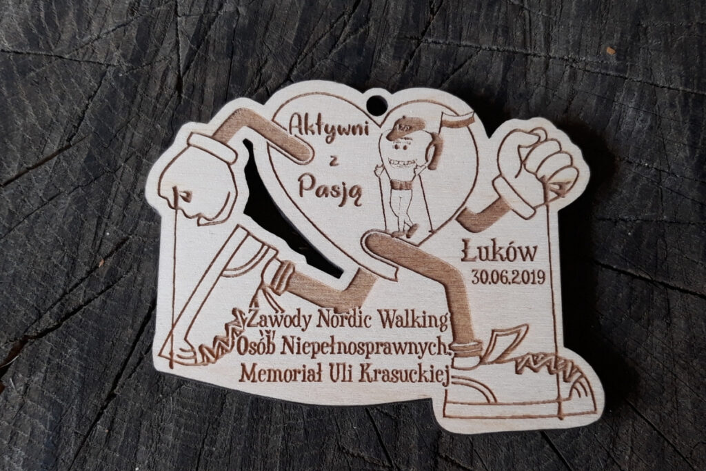 Medal serce Nordic Walking, drewniane trofeum w kształcie serca, eko medal dla kijkarzy, napis Aktywni z Pasją.