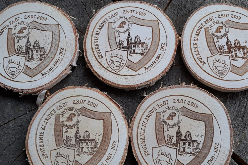 Medal z naturalnego plastra brzozy z korą, grawerem pamiątkowego napisu Spotkanie Klasowe po Latach, rocznikiem oraz zarysem, ryciną szkoły.