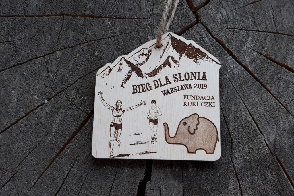 Medal Bieg dla Słonia, drewniane trofeum Fundacja Kukuczki, eko medal górski, pamiątka z biegu pamięci Artura Hajzera, grawerowany medal brzozowy góry.