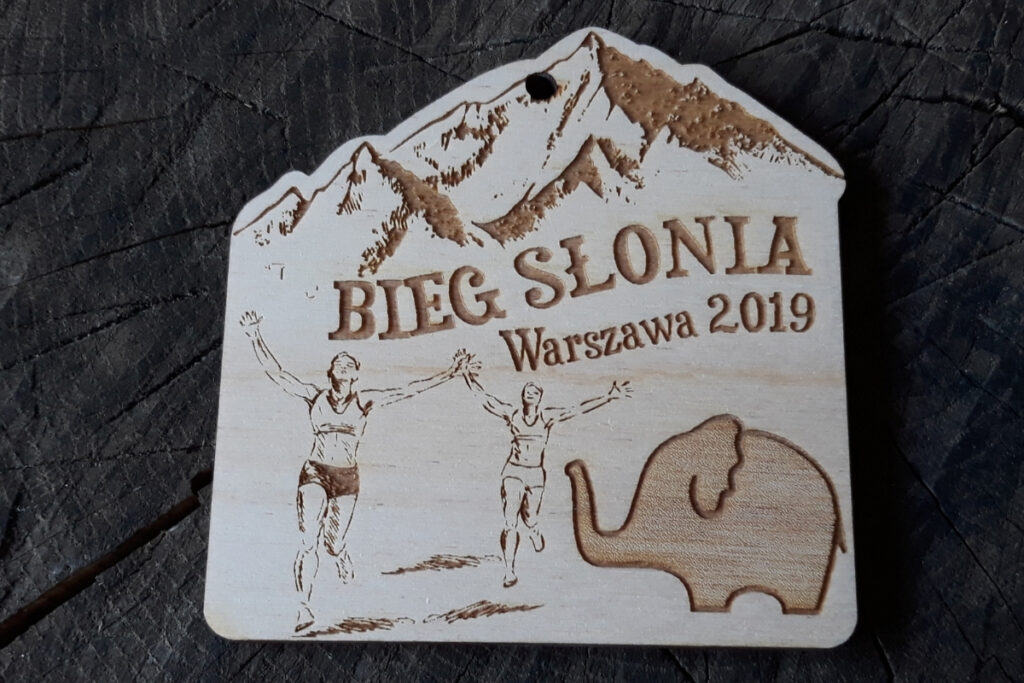 Medal Bieg dla Słonia, drewniane trofeum Fundacja Kukuczki, eko medal górski, pamiątka z biegu pamięci Artura Hajzera, grawerowany medal brzozowy góry.