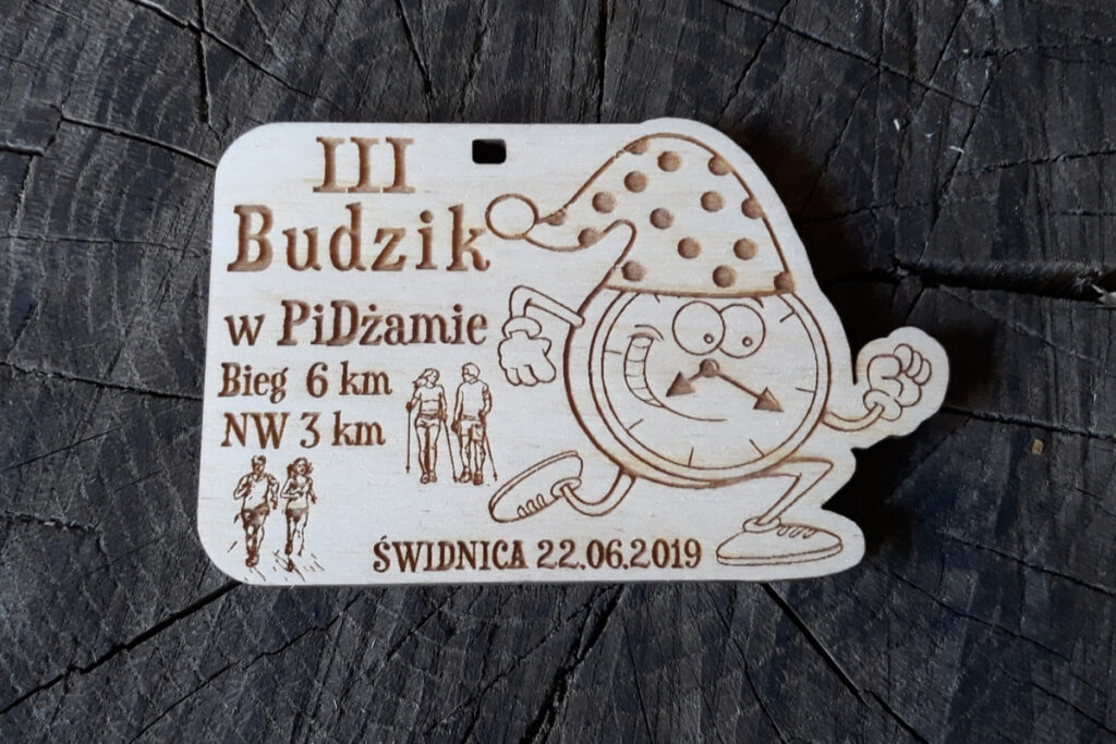 Drewniany medal z biegnącym uśmiechniętym budzikiem i napisem III Budzik w PiDżamie