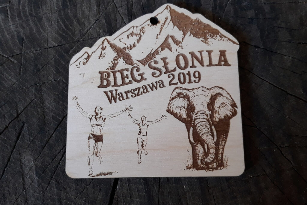 Medal Bieg dla Słonia, drewniane trofeum Fundacja Kukuczki, eko medal górski, pamiątka z biegu pamięci Artura Hajzera, grawerowany medal brzozowy góry.