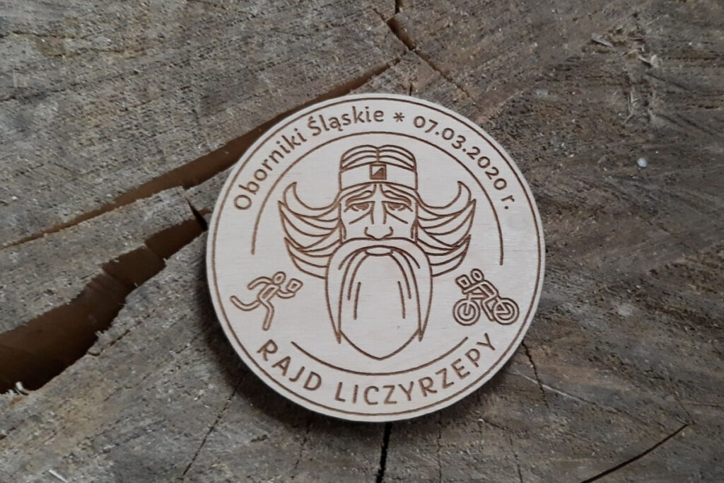 Drewniany medal okrągły z głową Liczyrzepy, napisem Rajd Liczyrzepy