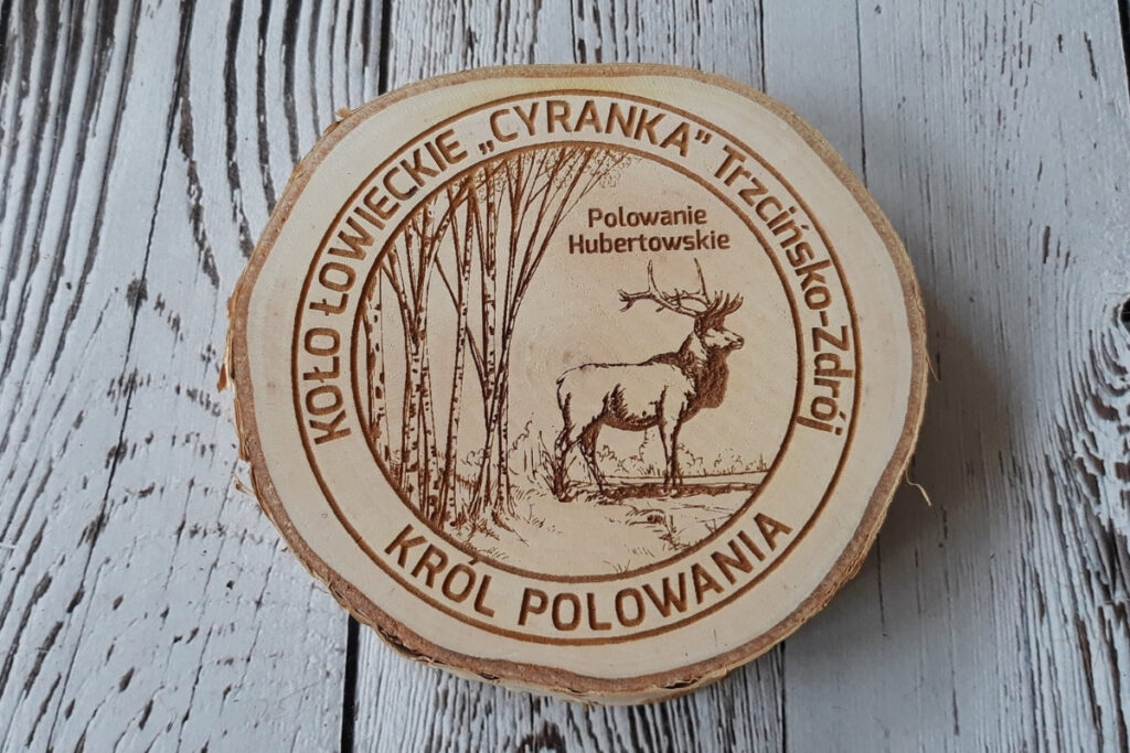 Medal myśliwski na naturalnym plastrze brzozy z korą dla Króla Polowania, z grawerem jelenia byka, czyste wykończenie bez osmaleń.