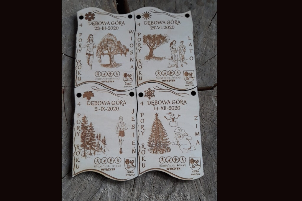 Zestaw czterech drewnianych medali modułowych „4 Pory Roku”, które po złączeniu tworzą pełny okrąg z grafiką drzewa zmieniającego się w ciągu roku, jasne drewno bez śladów przypaleń.