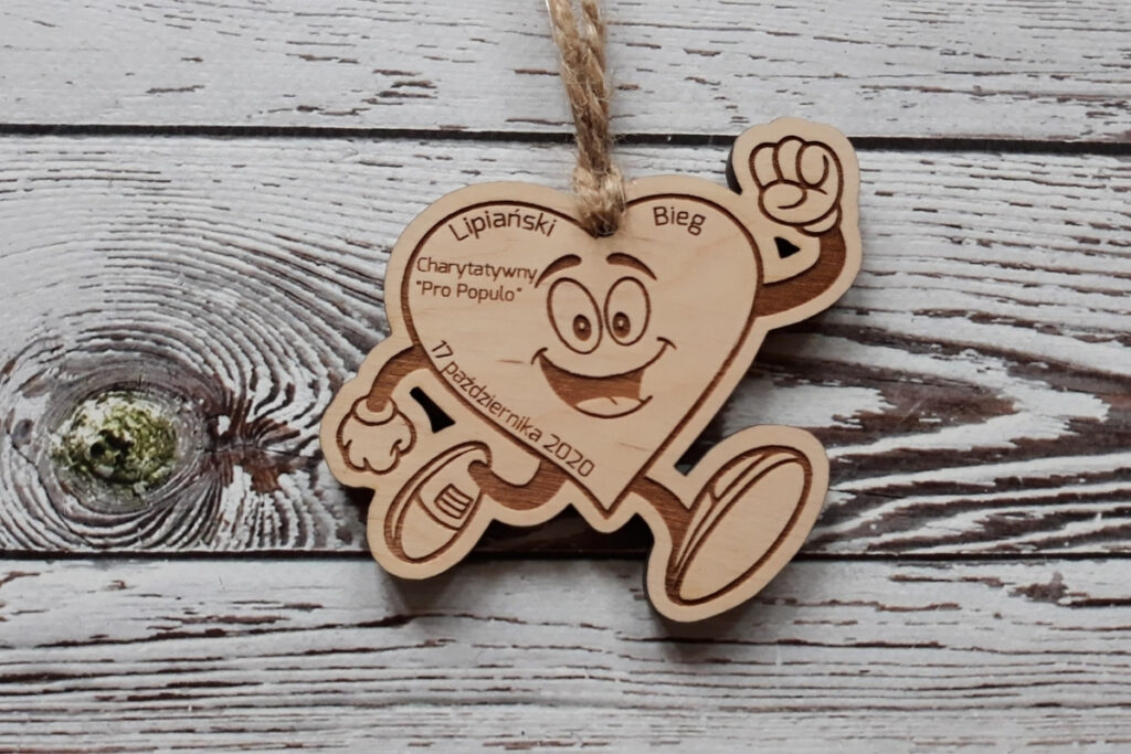 Drewniany medal w kształcie serca na bieg charytatywny.