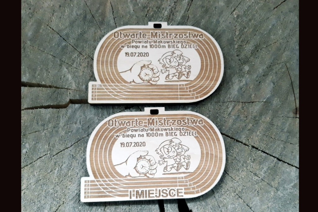 Drewniany medal w kształcie bieżni lekkoatletycznej, lekkoatletyczny z precyzyjnym grawerem bieżni widzianej z perspektywy, miejscem na logotyp zawodów, wykonany z jasnej brzozy bez śladów dymu.