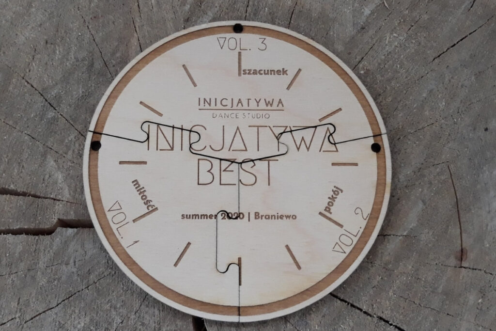 Inicjatywa Best - 3 drewniane medale połączone na zasadzie puzzla. Złożone razem tworzą okrągłą tabliczkę z napisem Inicjatywa Best, logiem, oraz napisami szacunek, miłość i pokój.