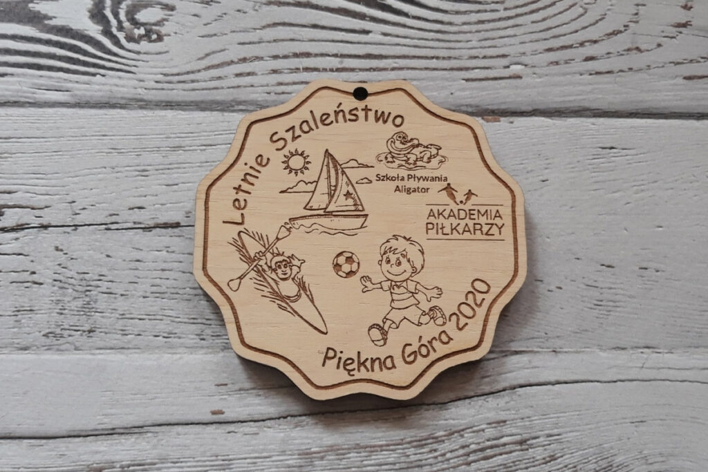 Okrągły medal z grawerem żaglówki, kajaku, gry w piłkę na obóz letni dla dzieci.
