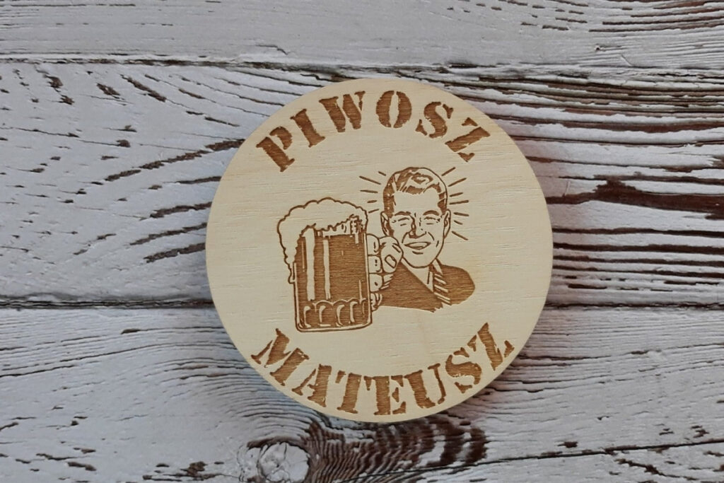 Personalizowana podkładka pod piwo na naturalnym plastrze brzozy z korą, z grawerem „Piwosz Mateusz”, motywem kufla z pianą, wykonana z czystego drewna bez osmaleń.