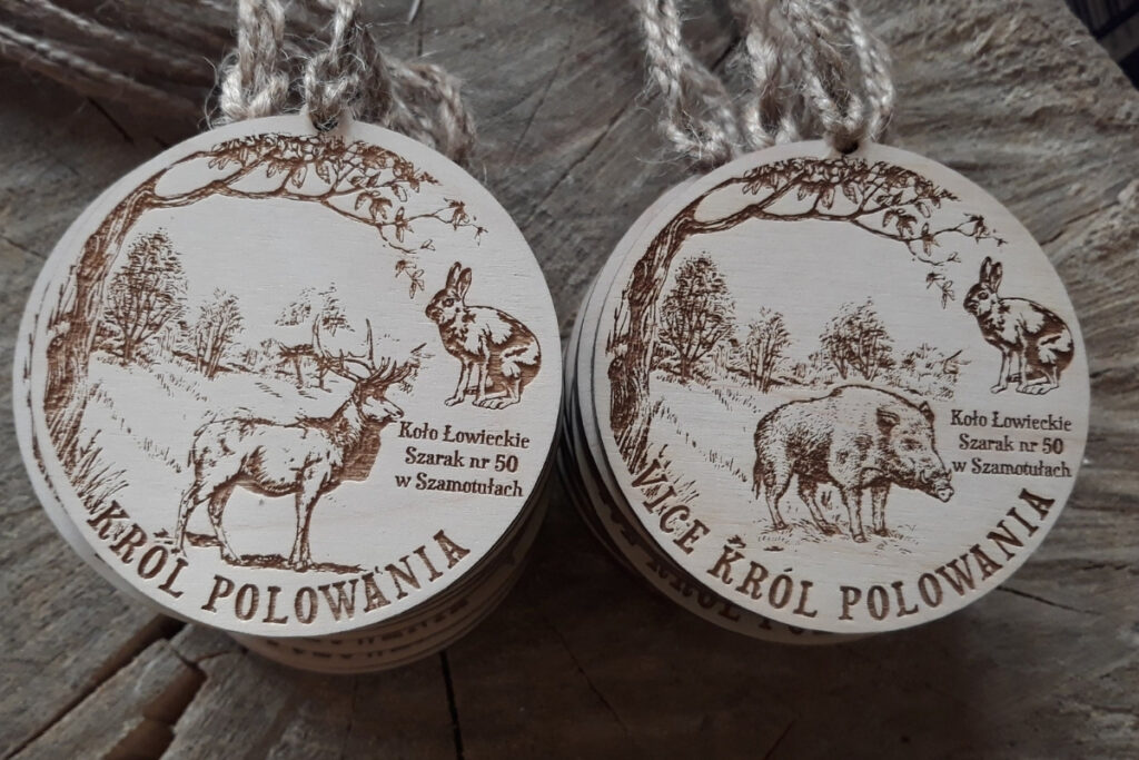 
Zestaw dwóch okrągłych drewnianych medali dla Króla i Vice Króla Polowania, z grawerem jelenia byka, dzika i zająca na każdym z medali oraz elegancką kaligrafią, wykonany z czystej brzozy bez śladów dymu.