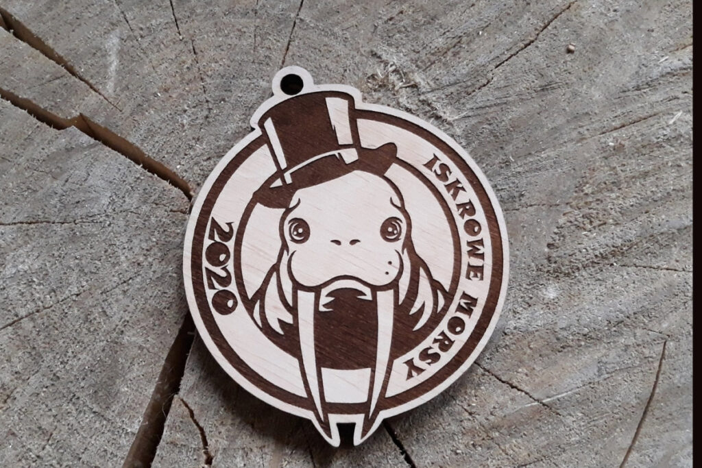 Drewniany medal z morsem
