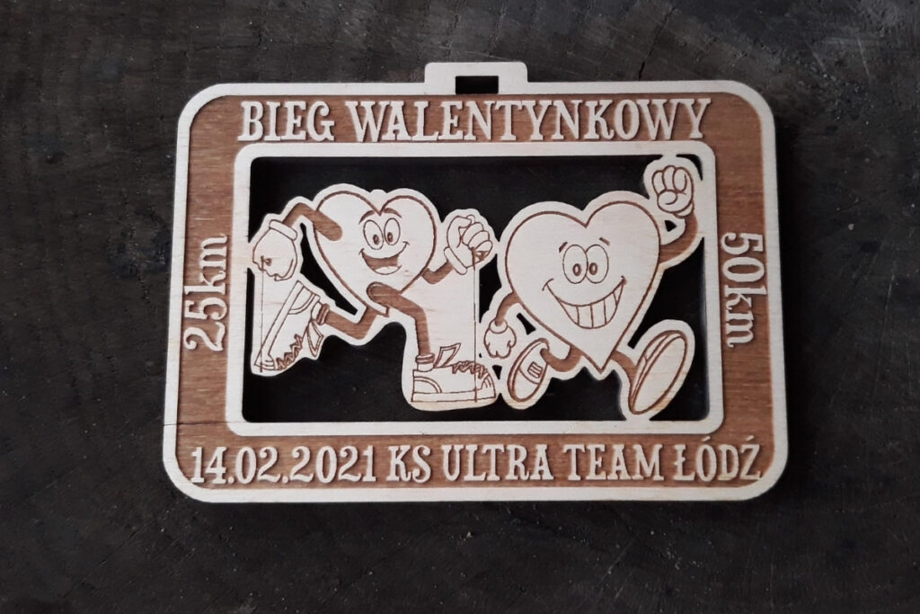 Prostokątny drewniany medal na „Bieg Walentynkowy”, z precyzyjnie wyciętym biegnącym sercem w biegu i drugim sercem w marszu , wykonany z czystej brzozy bez osmaleń. Serca mają ręce i nogi i się uśmiechają