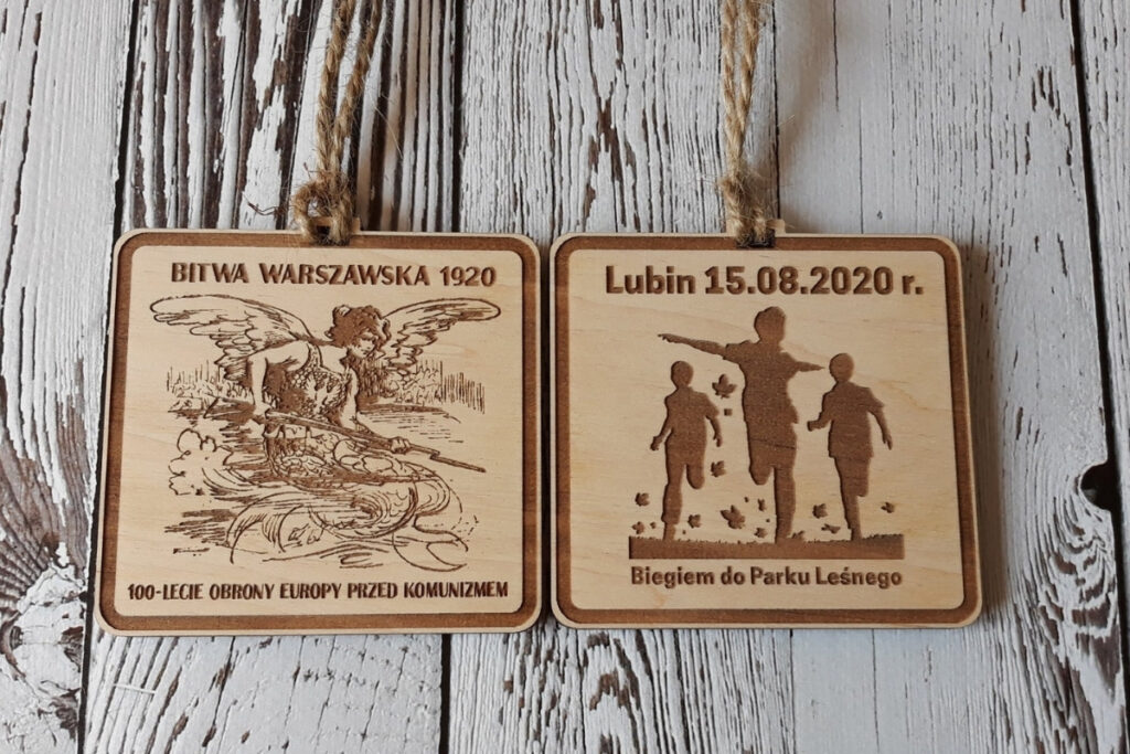Dwustronny drewniany medal upamiętniający Bitwę Warszawską, z grawerem Walczącej Syrenki w Wiśle oraz datami 1920-2020, wykonany z czystej brzozy bez osmaleń.