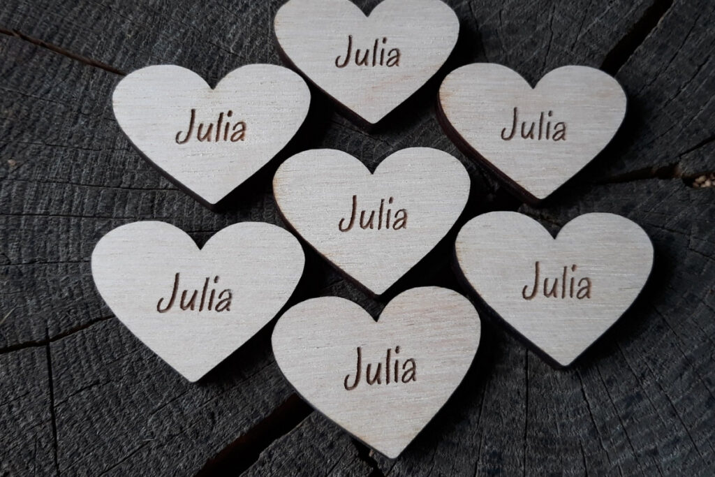 Drewniane serca z imieniem Julia