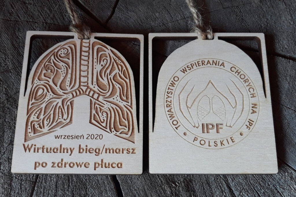 Dwustronny ażurowy drewniany medal na Wirtualny Bieg po Zdrowe Płuca z precyzyjnym grawerem anatomicznym płuc, oraz z logotypem.