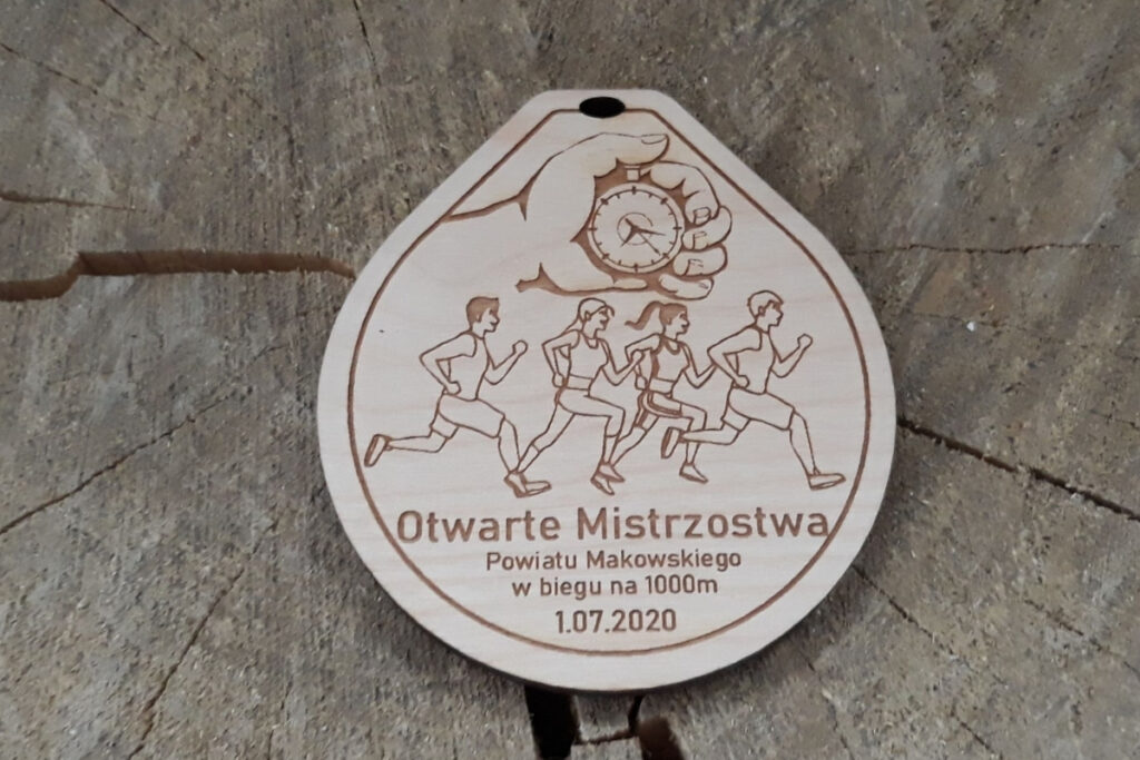 Podłużny drewniany medal na Mistrzostwa na 1000 metrów z grawerem stoperu trzymanego w dłoni oraz biegnących zawodników.