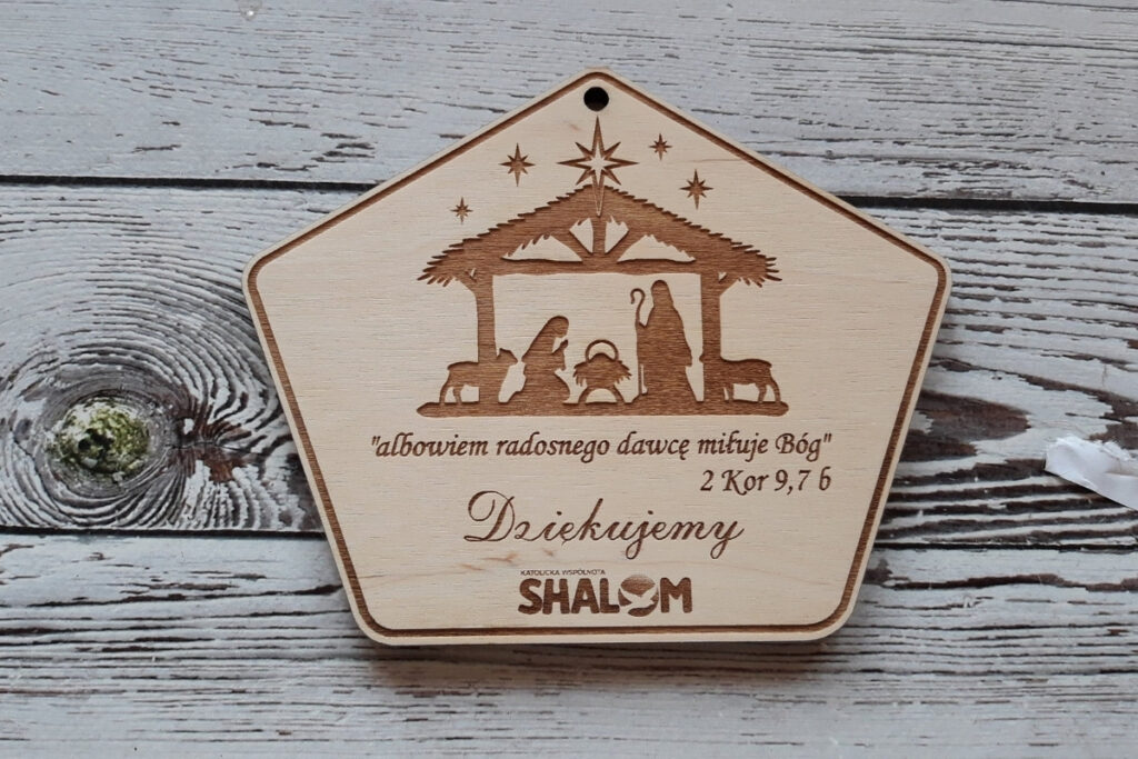 Elegancki prostokątny medal w formie drewnianej tabliczki z grawerem bożonarodzeniowym, motywem Szopki i personalizowanym podziękowaniem Wspólnoty.