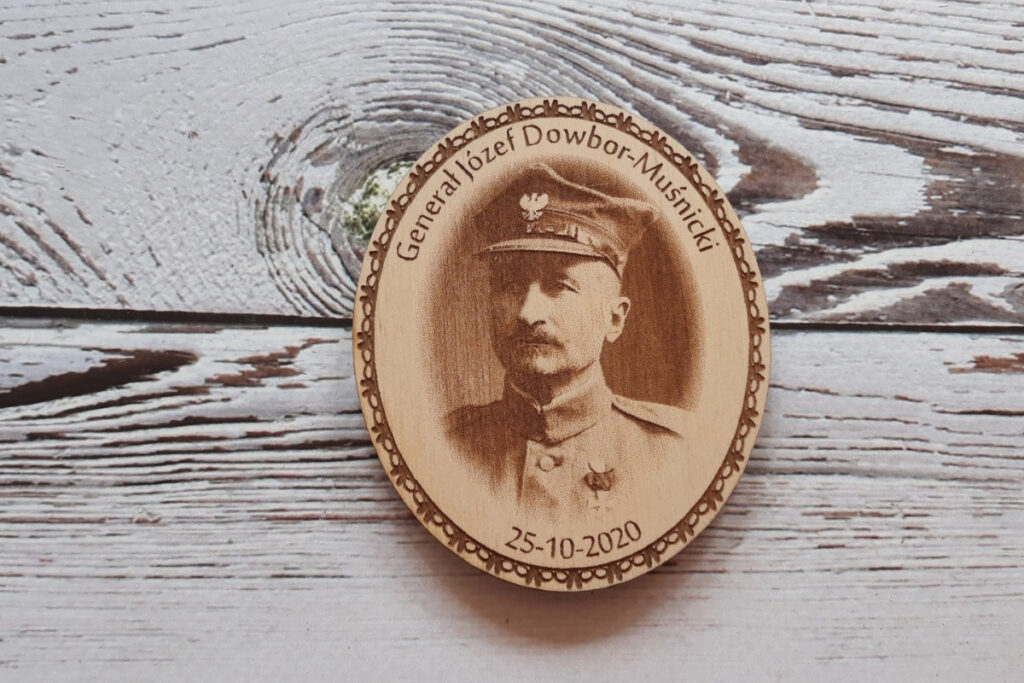 Pamiątkowy drewniany medal z precyzyjnym grawerem popiersia Generała Józefa Dowbor-Muśnickiego, dowódcy Powstania Wielkopolskiego.